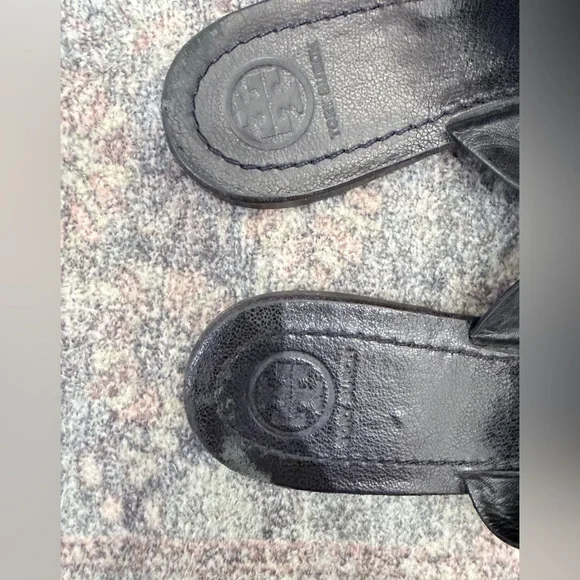 Tory Burch Louisa Black Pebbled Leather Thong Flip Flops Sandals Shoes Size 9 - Picture 3 of 8